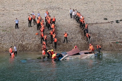 中国南部の川で渡し船が転覆 10人死亡、3人行方不明