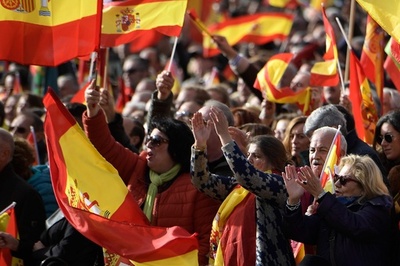 スペイン、州議会選で極右政党が議席 民主化後初