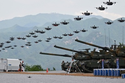 【今日の1枚】まるでインベーダー 韓国軍のドローン編隊
