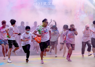 卒業旅行、電子製品爆買い、プチ整形… 中国で広まる「入試後エコノミー」