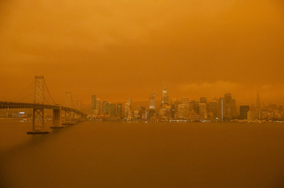 オレンジ色に染まる空、米西部山火事 住宅数百戸焼失