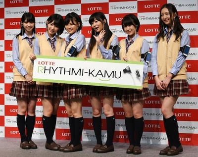 ロッテのイヤホン型デバイス、「かむ」を記録 HKT48がPR