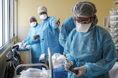 世界の1週間コロナ死者数、約1年ぶり低水準