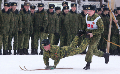 ベラルーシも春間近、競技で祝う兵士たち