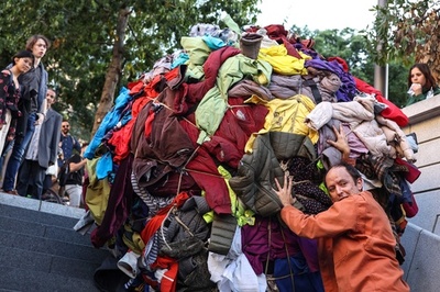 「服の塊」押して階段上る ギリシャ神話になぞらえ 仏国際展