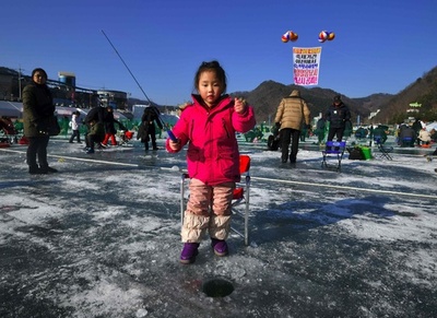 恒例のヤマメ祭り、氷上で穴釣り つかみ取りも 韓国・華川