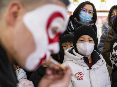 春節連休に京劇を体験 伝統文化楽しむ北京の子どもたち