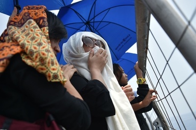 インドネシア機墜落、犠牲者遺族が現場海域で祈り