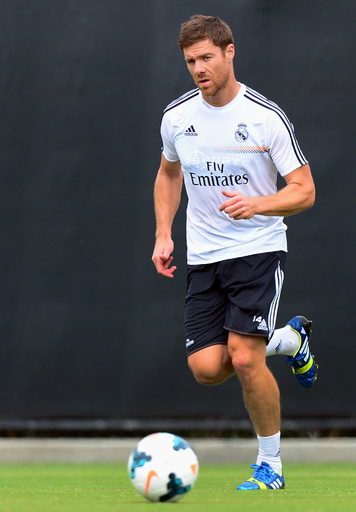 レアルのシャビ・アロンソが右足骨折、最長3か月の離脱か