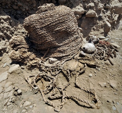 インカ以前のミイラ2体を発掘、ペルー首都の古代遺跡
