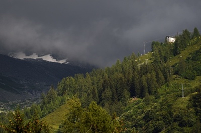 仏アルプスでサイクリング中の英国人男性、ハンターに撃たれ死亡