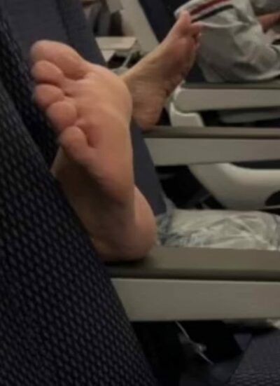 前の席が空いていれば、裸足を乗せてもいい？…韓国SNSで拡散、ロス行き機内の迷惑行為