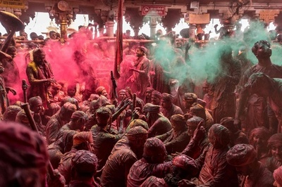 「ラトゥマー・ホーリー」 カラフルな粉かけ合うヒンズー教の祭り