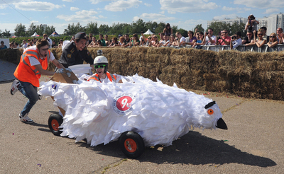 棺おけでゾンビも走る！「ソープボックス・レース」
