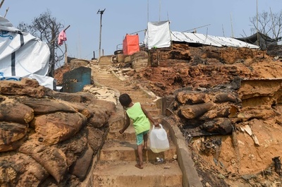 ロヒンギャ難民3万人、火災発生のキャンプに戻る 再建へ