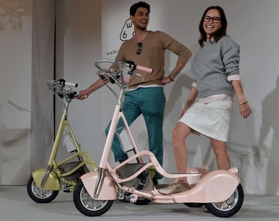 歩くようにペダルを踏む三輪車「ウォーキングバイシクル」