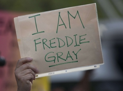 黒人青年死亡の米ボルティモア市、夜間外出禁止令を解除