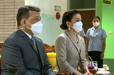 タイ保育施設襲撃、国王が被害者慰問「悲しみ分かち合う」