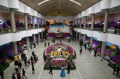北朝鮮で恒例の「金日成花祭り」、今年はロケット模型なし