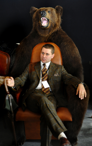 クマ毛皮のイスはいかが？ モスクワで豪華展示会「ミリオネアフェア」