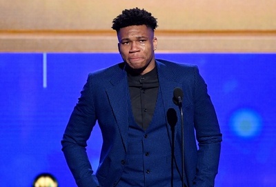 バックスのアデトクンポがMVP選出に涙、NBAシーズン表彰式