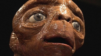 動画:『E.T.』のオリジナルモデル 競売で買い手付かず