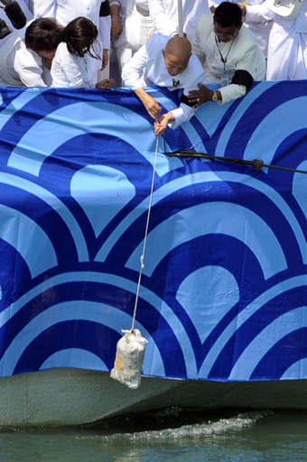 シアヌーク前国王の遺灰、メコン川にまかれる カンボジア