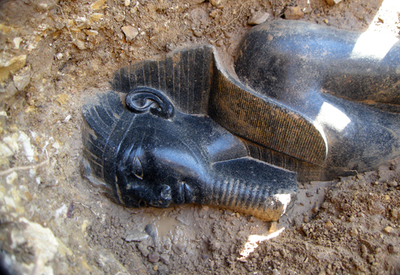 3500年前のファラオ像2体を発掘、エジプト・ルクソール
