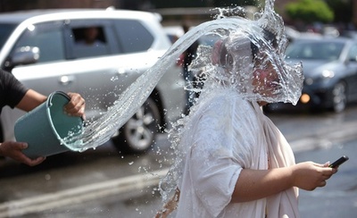 【今日の1枚】不意打ちもあり、伝統の水かけ祭り アルメニア