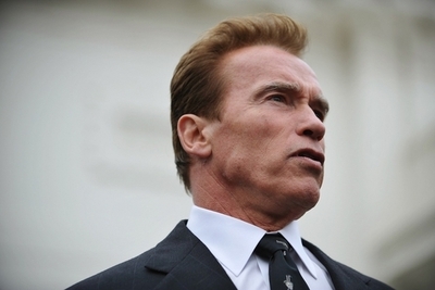 シュワ知事、星条旗の壁画塗りつぶした職員に怒りあらわ