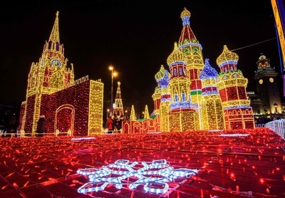 モスクワにイルミネーションの彩り 大統領府や星のトンネルも