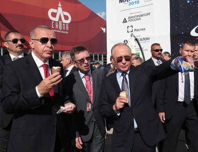 ロシアとトルコの大統領、航空ショーを視察 仲良くアイスを買い食い