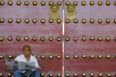 中国鉱山事故、「新聞食べ飢えしのいだ」作業員129時間後救出