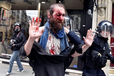 パリの労働法デモ、警察と衝突で40人負傷 エッフェル塔も閉鎖