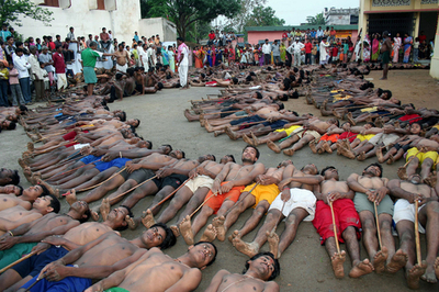 インド東部でヒンズー教の雨乞い儀式