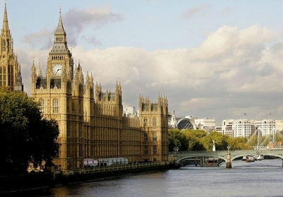 英国情報局がゲイのスパイを募集、FT紙