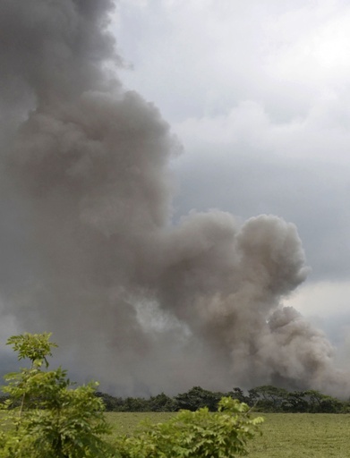 グアテマラ火山噴火、192人が行方不明 死者73人に