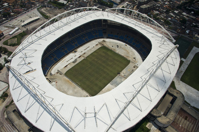 リオダービー開始前に暴動、サッカーファン1人が死亡