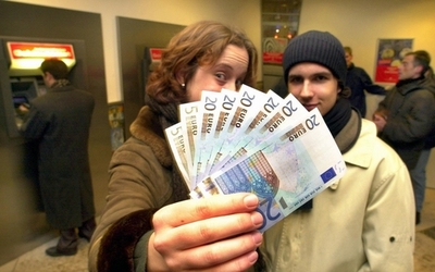 7万5000ユーロバラ撒きに、お役所が「待った」 - ドイツ