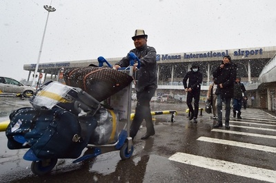 ロシアから帰国すべきか…選択迫られる中央アジアの労働者