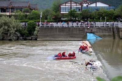 大雨で水位上昇の川でドラゴンボート転覆、17人死亡 桂林