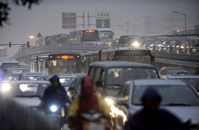 血まみれの少女を無視する通行人、ネットで怒りの声 中国