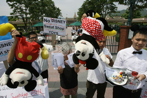 香港ディズニーランド2周年記念日に抗議デモ 写真7枚 ファッション ニュースならmode Press Powered By Afpbb News