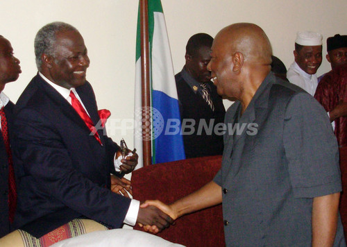 最貧国シエラレオネの新大統領、国民生活向上を誓う 写真2枚 ファッション ニュースならMODE PRESS powered by AFPBB News
