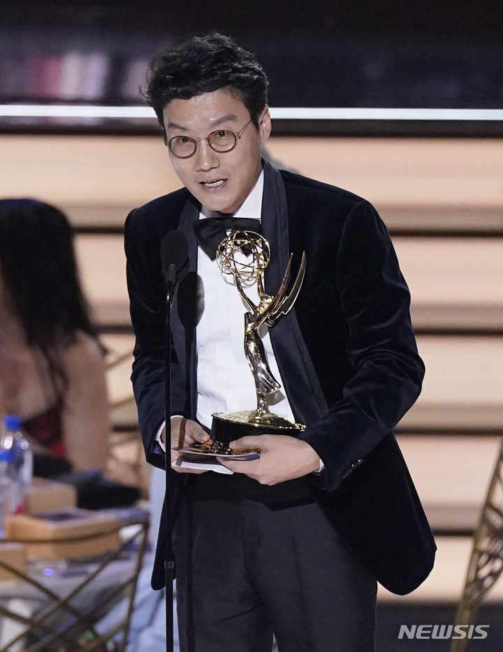 エミー賞授賞式で監督賞を受賞し、感想を述べるファン・ドンヒョク監督（AP）(c)NEWSIS