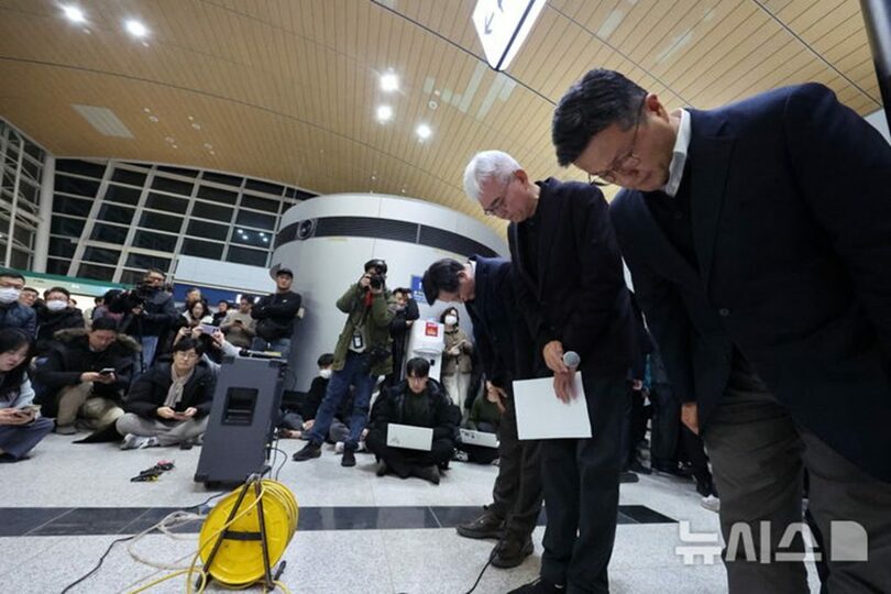 29日、務安国際空港で遺族に謝罪する済州航空のキム・イベ(金二培)社長ら経営陣=共同取材(c)NEWSIS