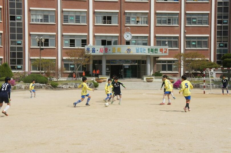 清州サンダン小学校の運動場で体育活動に取り組む児童(c)NEWSIS