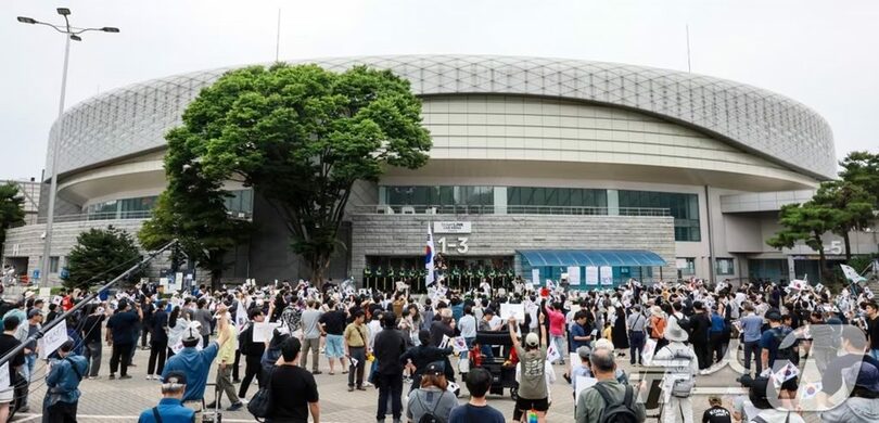 7日、オリンピック公園ハンドボール競技場の開票所前に集まり、再選挙を求めて声を上げる市民ら(c)news1