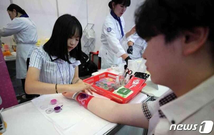 坡州女子高校ブースでタトゥー体験をする学生(c)news1