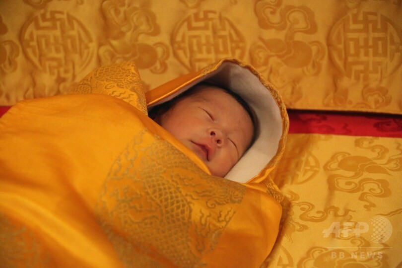 ブータンのワンチュク国王、王子の顔写真を公開